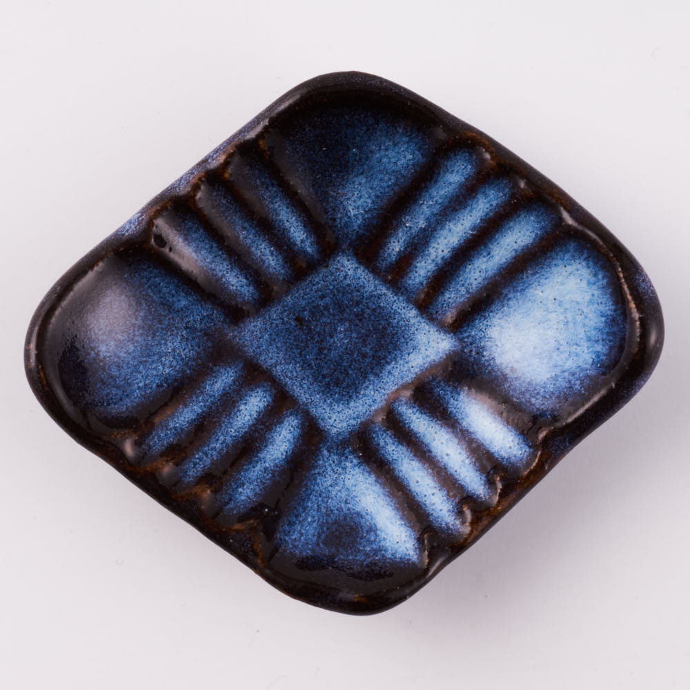 萩焼 松光山 菱形菊花箸置き 青萩釉 ¥660 大人の焼き物
