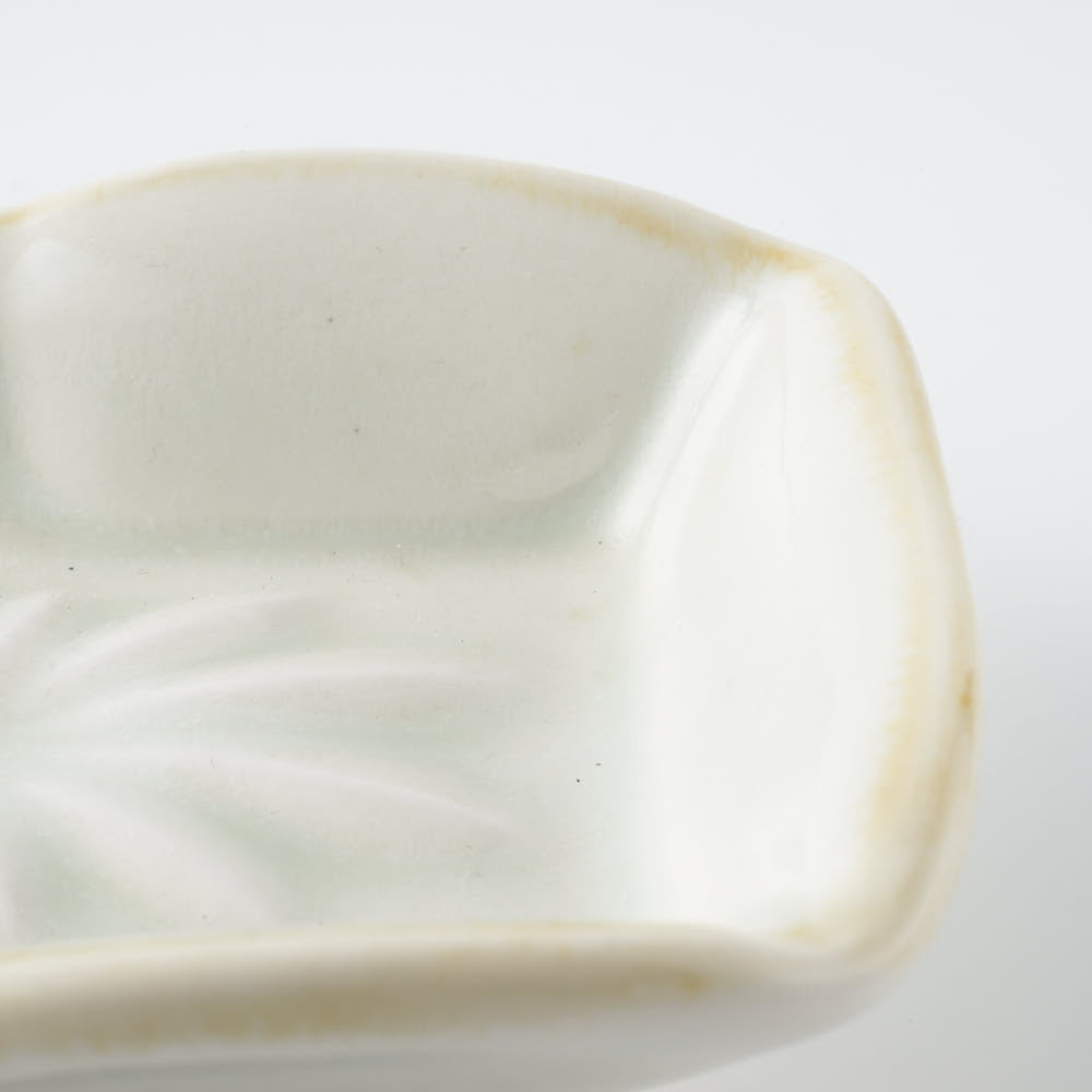 作家 水谷和音 はなびら豆皿(灰釉) 作家 水谷和音 陶磁器作家もの