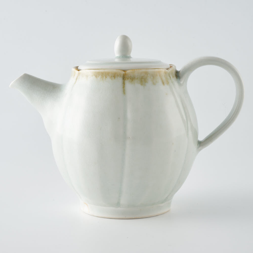 作家 水谷和音 輪花ポット（灰釉） ¥7,700 大人の焼き物