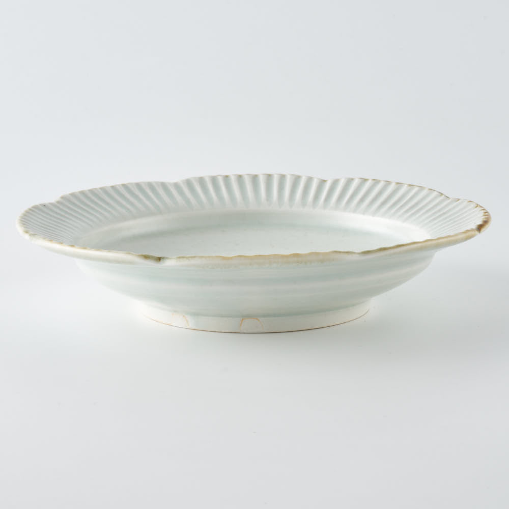 作家 水谷和音 しのぎ輪花 6.5寸リム皿（灰釉） ¥3,630 大人の焼き物