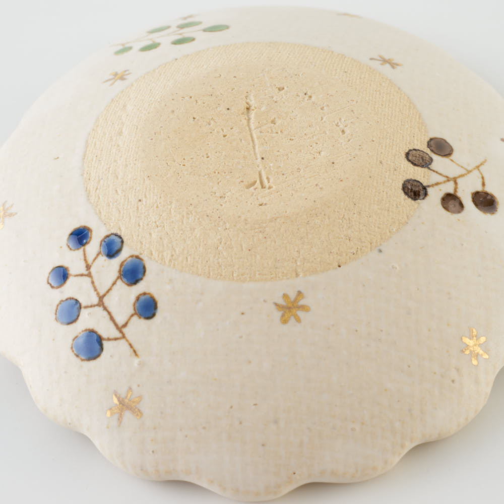 作家 岡洋美 青い実紋花型豆皿 – 大人の焼き物