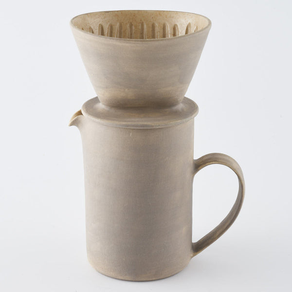 児玉修治　ピッチャー＆ドリッパー　カンヴァス　作家 作家 児玉修治 ドリッパー＆ピッチャー リネン ¥16,500 大人の焼き物