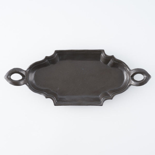 作家 古角志奈帆 トンガリ取手フリル長皿 matt black ¥8,800 大人の焼き物