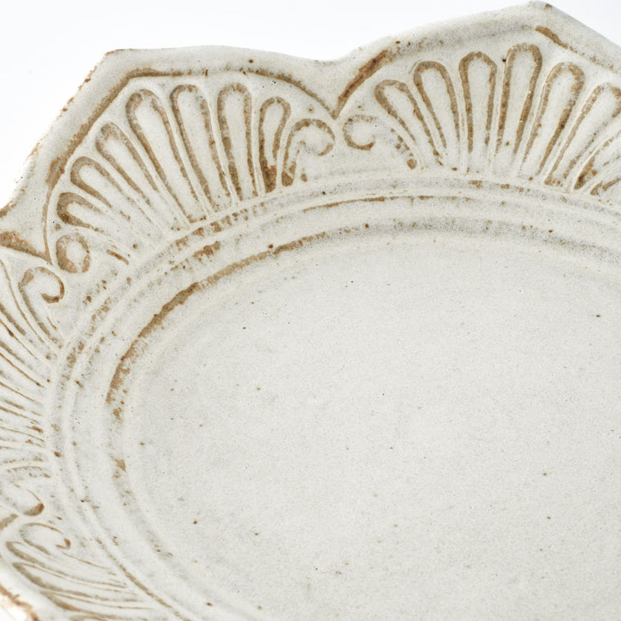 作家　古角志奈帆　貝文花形平皿　white brown 作家　古角志奈帆 陶磁器作家もの