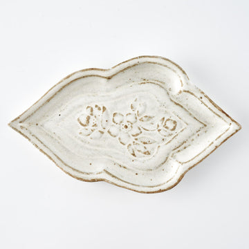 作家　古角志奈帆　クリスマスローズ文小皿　white brown 作家　古角志奈帆 陶磁器作家もの