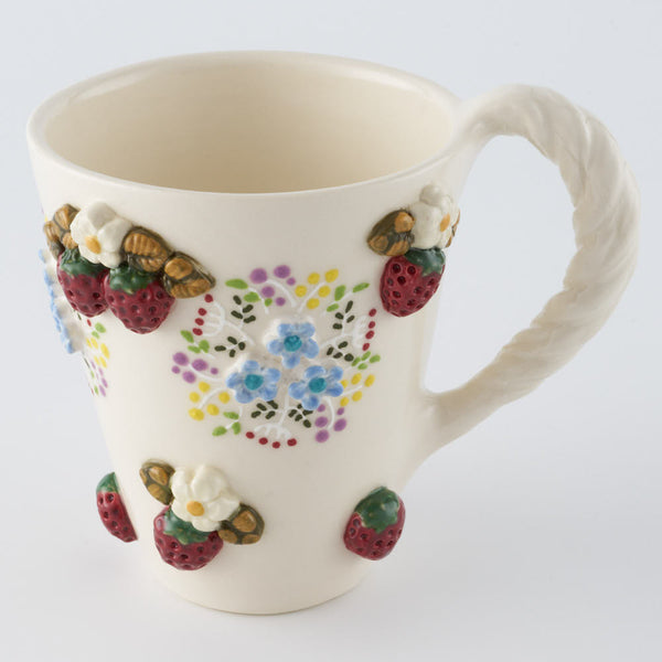 碧猫堂あお 苺とカラーフラワー模様のマグカップ（青） ¥4,300 大人の