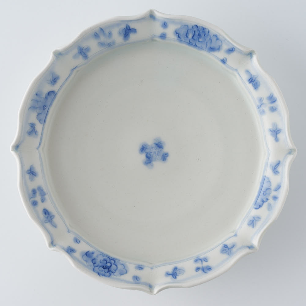 作家　鈴木まどか　輪花彫花紋六寸皿