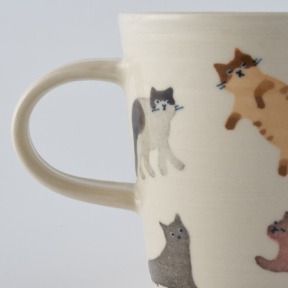 作家　大場紀穂子　ねこいっぱいのマグ