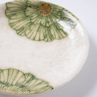 作家　加藤芳平　粉引地　舞牡丹　5.5寸 丸皿（緑） 作家　加藤芳平 陶磁器作家もの
