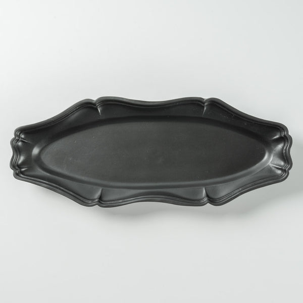臼杵焼 輪花オーバル長皿（黒釉） ¥6,600 大人の焼き物