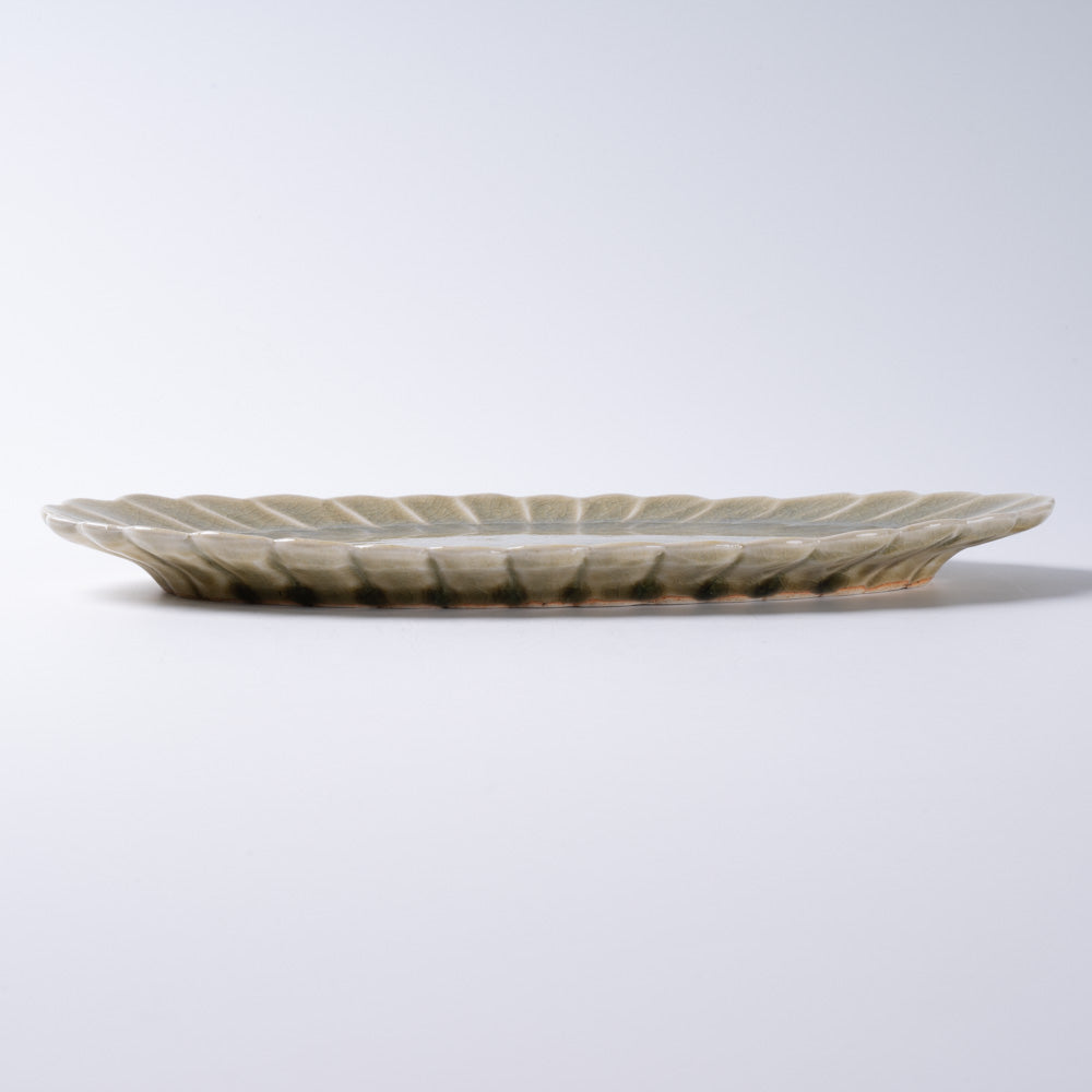 作家　宮田竜司　楕円菊皿灰釉